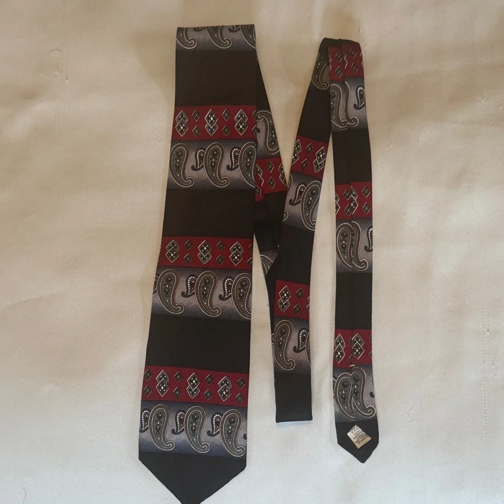 Vintage Town Craft Paisley Men's Tie in Red and Black extra long 62 in